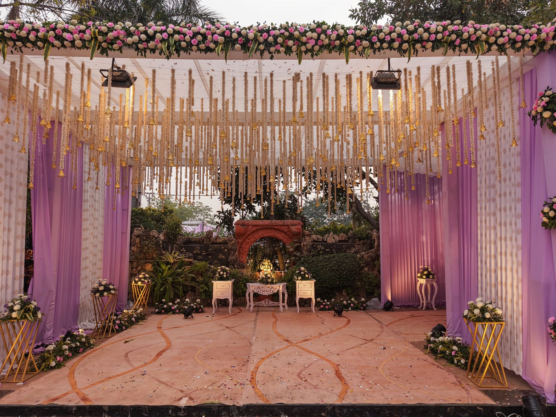 Traditional wedding mandap decoration with ivory and rose florals by Kalash Decor, Ahmedabad